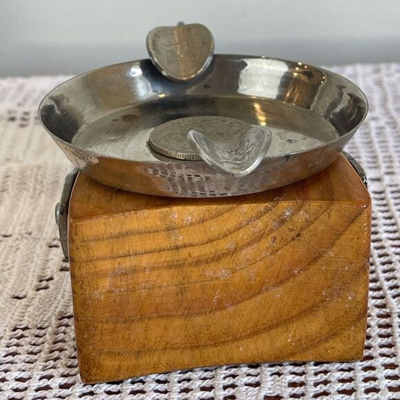 Interesting cool vintage ashtray || wood and metal ashtray with Chilean coins - Picture 6 of 12